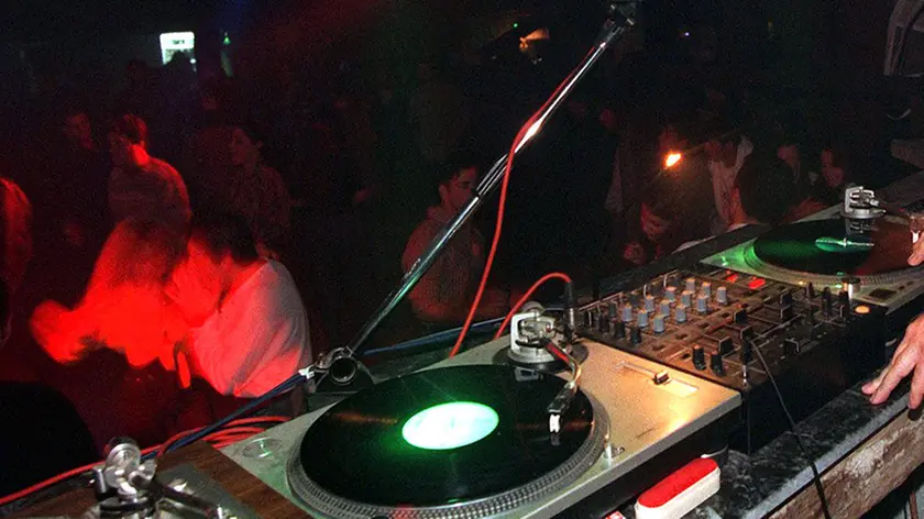 20050705 - ROMA - CRO - CASSAZIONE: BAVAGLIO ALLE DISCOTECHE TROPPO RUMOROSE. Una immagine di archivio, datata 09 Dicembre 1997, mostra la postazione di un deejay in una discoteca. Scatta il sequestro degli impianti di amplificazione per quelle discoteche che - specie in piena estate, nelle localita' di villeggiatura - funestano le notti di abitanti e villeggianti con musica a volumi troppo elevati. La ..Cassazione, infatti, ha trovato questo 'escamotage' per restituire la tranquillita' notturna a chi non puo' chiudere occhio per i mega-decibel: sequestrare l'hi-fi - dicono gli 'ermellini' - e' piu' efficace che mettere i sigilli all'intero locale. Questo perche', spesso, il sequestro delle discoteche e dei locali pubblici rumorosi viene revocato dopo breve tempo. ..ALESSANDRO BIANCHI/ARCHIVIO - ANSA - KRZ