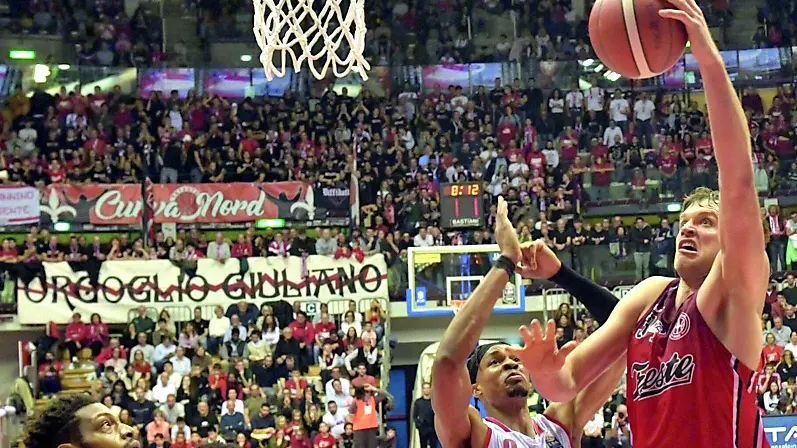 Jayce Johnson, osservato da Brooks, va a canestro davanti al pubblico del PalaTrieste Foto Francesco Bruni