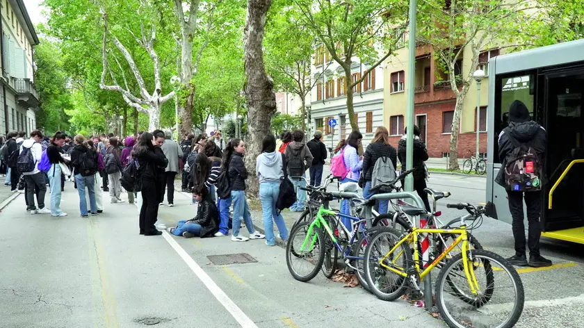 Il Centro intermodale spostato in corso Italia con un viavai di corriere, studenti e pendolari Foto Roberto Marega