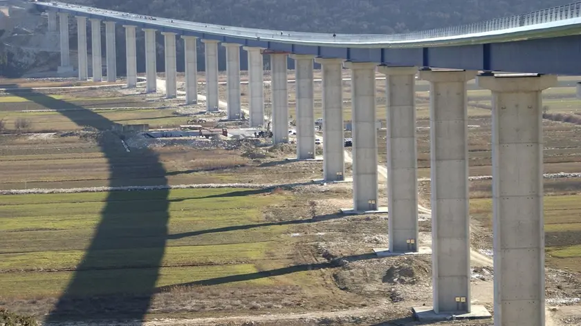 Il grande viadotto della Ypsilon che attraversa il Quieto