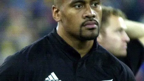 epa05030445 A picture made available on 18 November 2015 shows Rugby Legend Jonah Lomu, back then New Zealand All Black player, during their rugby match against Australia, in Sydney, Australia, 01 September 2001. According to media reports, Jonah Lomu passed away in Auckland, New Zealand, on 18 November 2015 at the age of 40. EPA/DEAN LEWINS AUSTRALIA AND NEW ZEALAND OUT