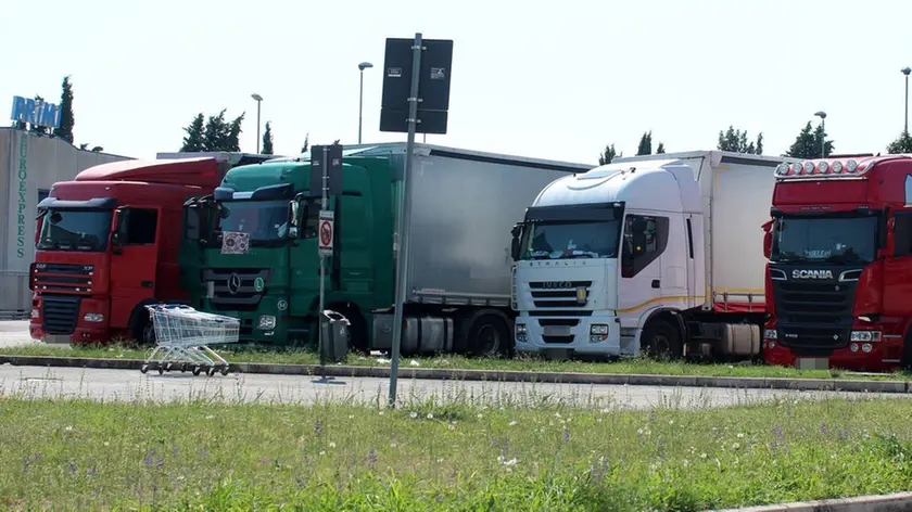 Bumbaca Gorizia 27.08.2016 Camion parchjeggiati via Terzarmata Â© Fotografia di Pierluigi Bumbaca