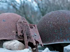 Silvano Trieste 2018-03-16 La casa di Trebiciano sottoposta a sequestro, elmetti posizionati sul muretto allâ€™entrata della proprietaâ€™