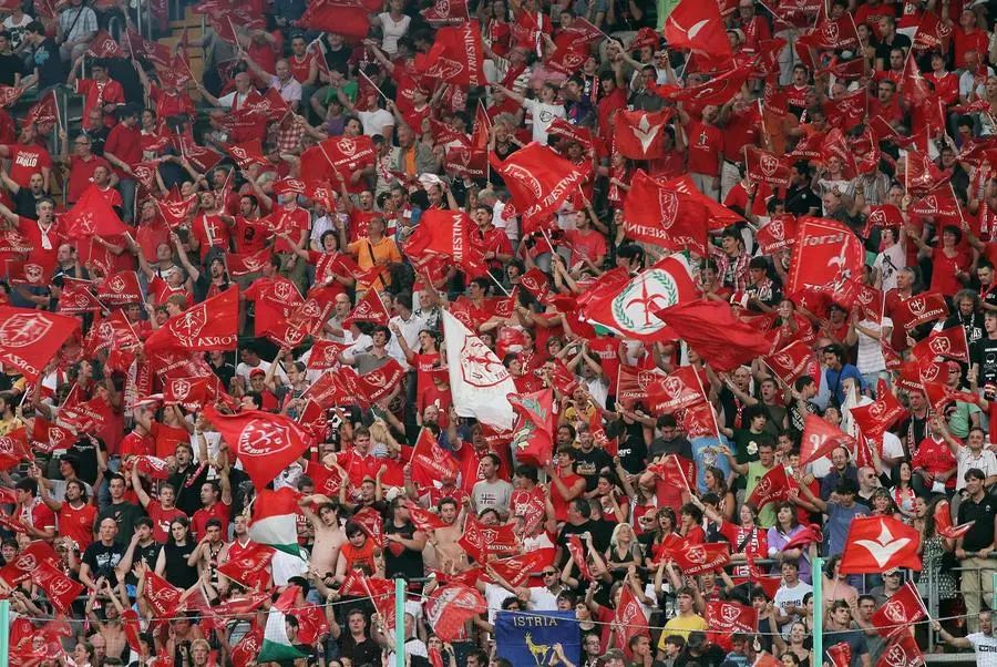 Bandiere alabardate in un passato nemmeno tanto lontano allo stadio Rocco
