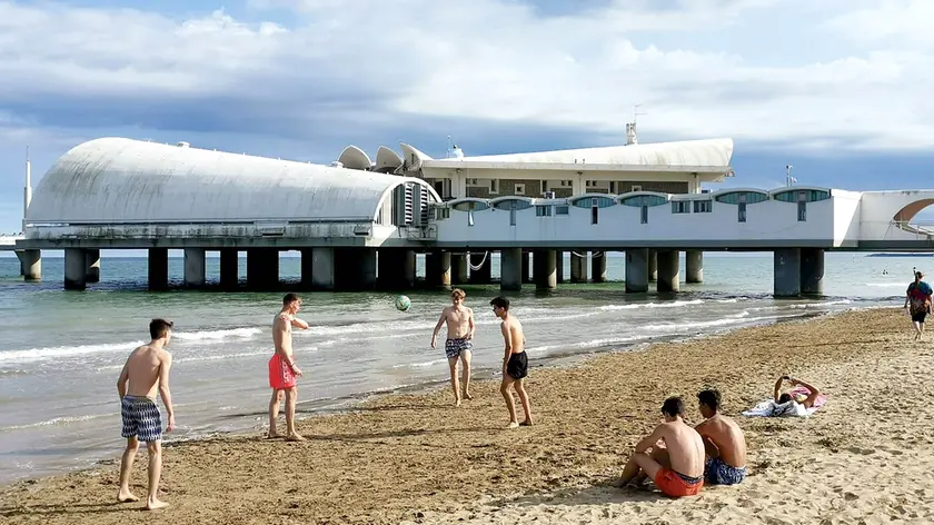 Lignano 14 Giugno 2020. Turisti e vacanzieri in spiaggia a Sabbiadoro. © Foto Petrussi