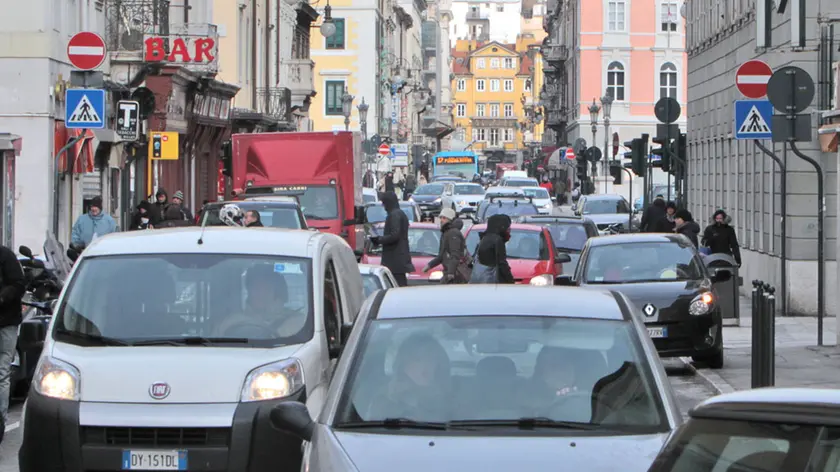 Traffico in centro in una foto di archivio