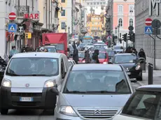 Traffico in centro in una foto di archivio