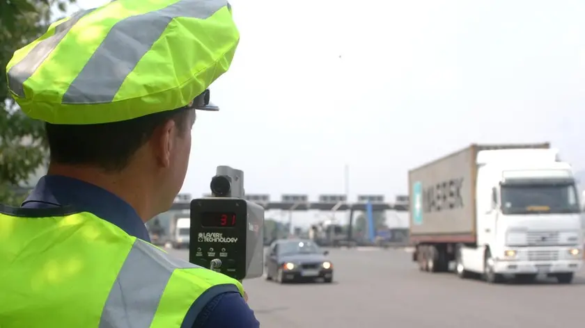 20060818 - ROMA - CRO - CONTROESODO: GRUPPO AUTOSTRADE, 8 MILIONI AUTO NEL WEEK END. Una pattuglia della polizia stradale, durante un controllo della velocità con il Telelaser, nel tratto autostradale nei pressi di Mercato San Severino sulla Avellino-Salerno. Al via da oggi fino alla mattinata di lunedi' 21 agosto il controesodo per il rientro dalle vacanze estive. Il Gruppo Autostrade annuncia che sono previsti oltre 8 milioni di veicoli in circolazione su tutta la rete. Traffico intenso previsto gia' nel pomeriggio di oggi, a partire dalle 16, e per tutta la giornata di domenica 20, in particolare dalle 15 alle 22. Pomeriggio da bollino rosso per il 19 agosto (dalle 16 alle 21) quando si registreranno le condizioni di massima intensita' ..del traffico. Lo ''stop'' ai mezzi pesanti, su strade e autostrade, sara' in vigore sia sabato 19 che domenica 20 dalle 7 alle 24...PASQUALE STANZIONE - ANSA - KRZ