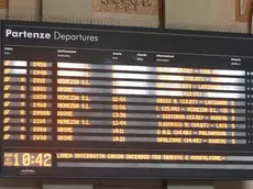 Il tabellone delle partenze alla Stazione centrale di Trieste