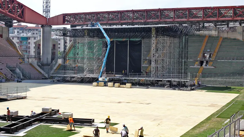 Al Rocco stanno ultimando i lavori di costruzione del palco e di copertura dell'erba (foto Lasorte)