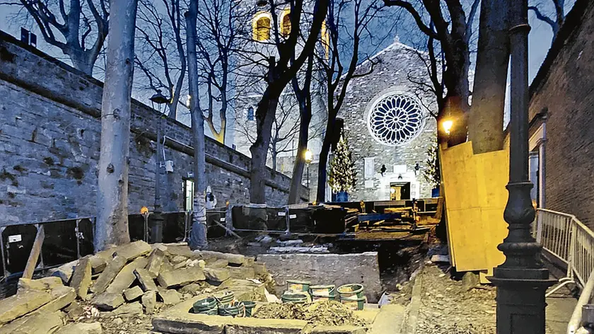 Se gli scavi avviati in via della Cattedrale sono appena iniziati (Foto Andrea Lasorte), sono invece in dirittura d’arrivo quelli legati alla valorizzazione dell’area archeologica in via Capitelli.