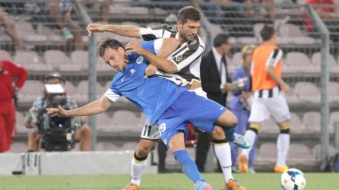 Maurizio Domizzi (R) of Udinese and Michael Rabusic of Slovan Liberec in action during the Uefa Europa League play-off first leg soccer match Udinese Calcio vs FC Slovan Liberec at Nereo Rocco stadium in Trieste, Italy, 22 August 2013. ANSA/ANDREA LASORTE