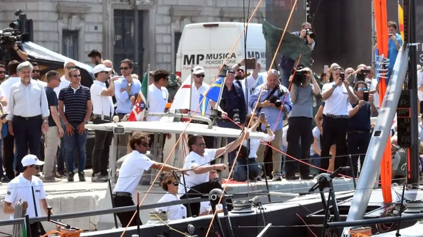 Il varo di Luna Rossa in piazza Unità a Trieste nel maggio del 2018 (Foto Bruni)