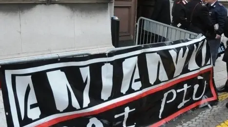 Lo striscione fuori dal tribunale