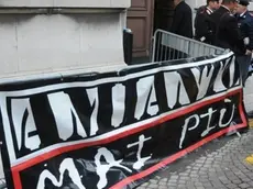 Lo striscione fuori dal tribunale