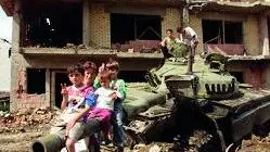 KLINA 21/6/99 BAMBINI SU UN CARRO BOMBARDATO DALLA NATO ANSA C,FERRARO