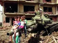 KLINA 21/6/99 BAMBINI SU UN CARRO BOMBARDATO DALLA NATO ANSA C,FERRARO