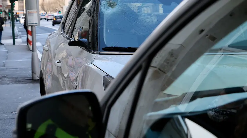 Il vetro infranto del taxi dopo l'investimento (Silvano)