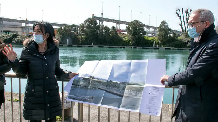 L’affaccio sul canale Valentinis, il sindaco Anna Cisint con Renato Fabrizio Russo. Foto Katia Bonaventura