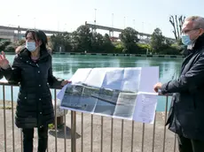 L’affaccio sul canale Valentinis, il sindaco Anna Cisint con Renato Fabrizio Russo. Foto Katia Bonaventura