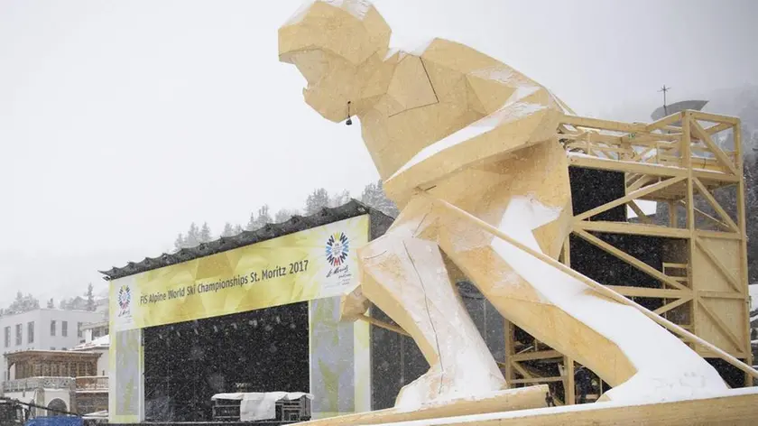 epa05770549 A wooden statue of a skier is pictured in Kulm Park, two days prior the start of the FIS Alpine World Ski Championships in St. Moritz, Switzerland, on Saturday, February 4, 2017. EPA/GIAN EHRENZELLER