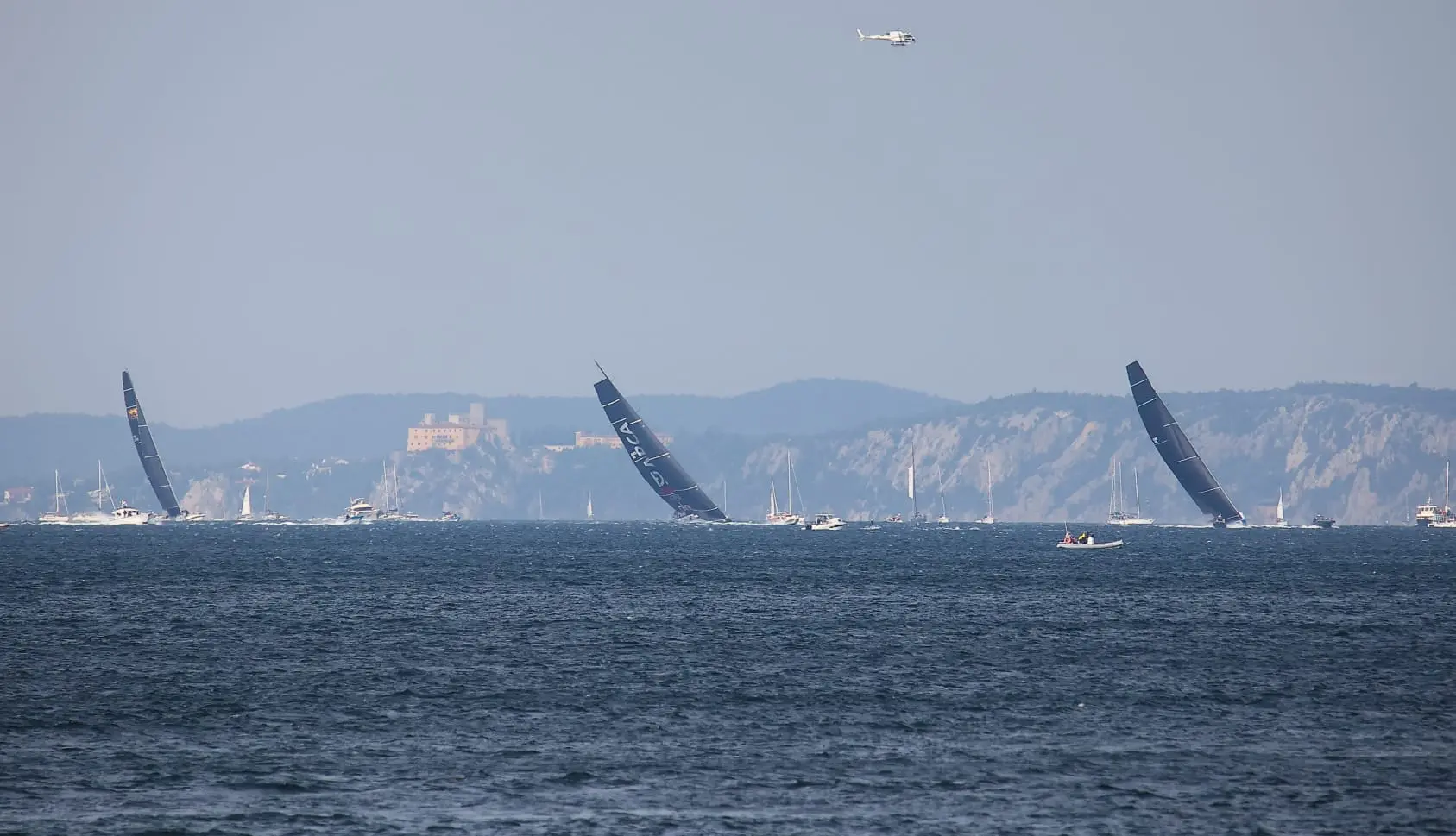 Con il colpo di cannone sparato dal veliero Vespucci, la Barcolana 54 ha preso il via regolarmente alle 10.30. L’americana Deep blue, al suo esordio a Trieste, ha registrato una partenza eccezionale, tanto da conquistare il titolo Foto Lasorte, Bruni e Silvano)