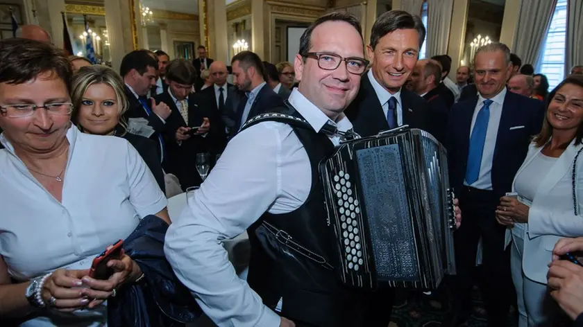 Nemcija, Munchen. Predsednik republike Borut Pahor je z gospodarsko delegacijo obiskal nemski zvezni dezeli Baden-Wurttemberg in Bavarsko. Sprejem ob obisku predsednika republike in ob dnevu drzavnosti RS. Osebe: Borut Pahor