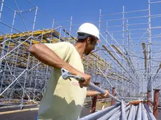LAVORI EDILI, CANTIERE OPERAIO CON CASCHETTO