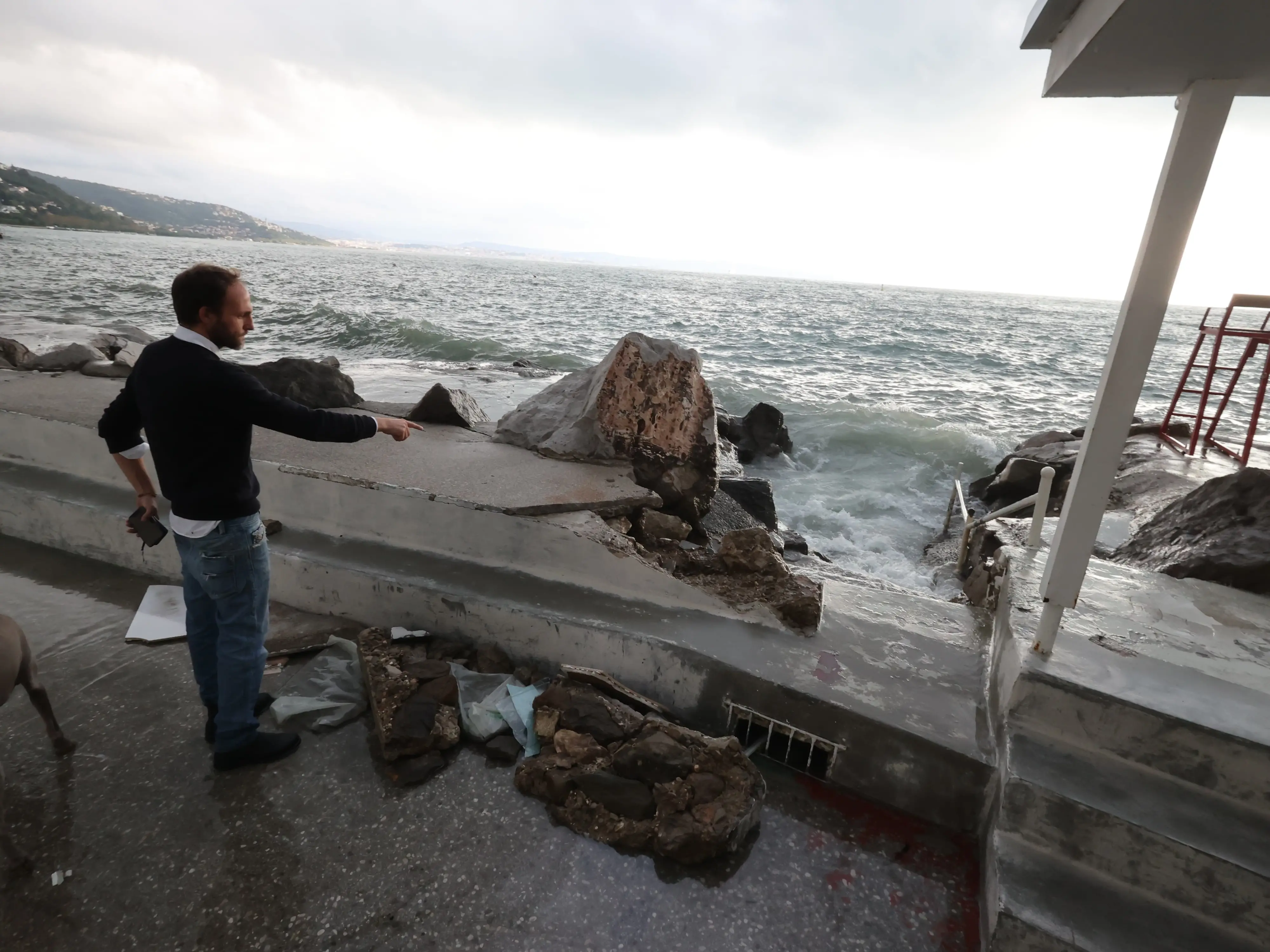 La forte mareggiata di questa mattina, venerdì 27 ottobre, ha distrutto il noto stabilimento balneare di Trieste “Sticco”, che si trova a un centinaio di metri dal castello di Miramare. Stimati 250mila euro di danni. Le onde hanno divelto alcune strutture che assicuravano la struttura sugli scogli e lungo la strada, hanno inoltre sfasciato arredi e altre componenti dell'impianto. La mareggiata ha anche trascinato in acqua sdraio, sedie e altri oggetti che erano custoditi nello stabilimento. Nella zona della Pineta di Barcola invece la furia delle onde ha divelto la pavimentazione. Foto di Andrea Lasorte: