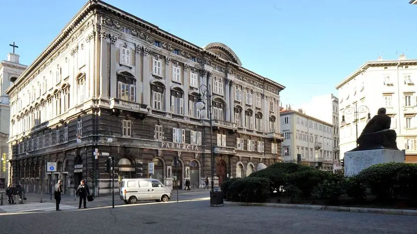 Foto BRUNI Trieste 02 02 2011 Piazza S.Giovanni