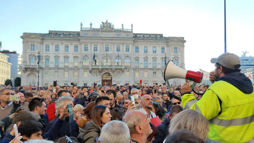 Il clou delle proteste nell’ottobre 2021 con i lavoratori portuali in piazza Unità contro il Green Pass. Con il megafono, di spalle, Stefano Puzzer