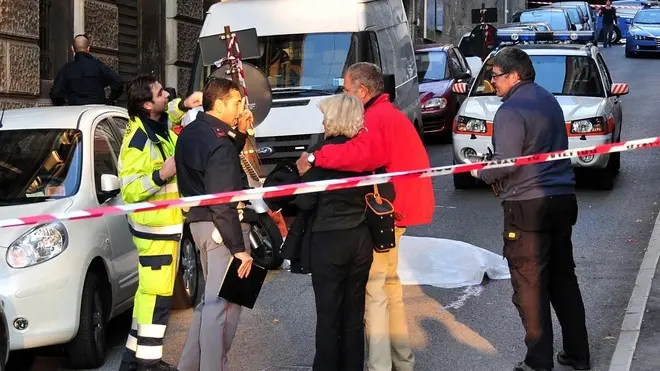 Foto BRUNI TRieste 16.11.2011 Via Tivarnella:giovane si getta dall'ultimo piano-l'arrivo dei familiari