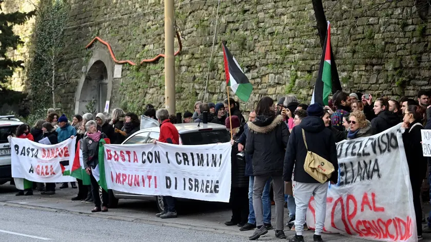 La manifestazione davanti alla sede Rai di Trieste (Bruni)