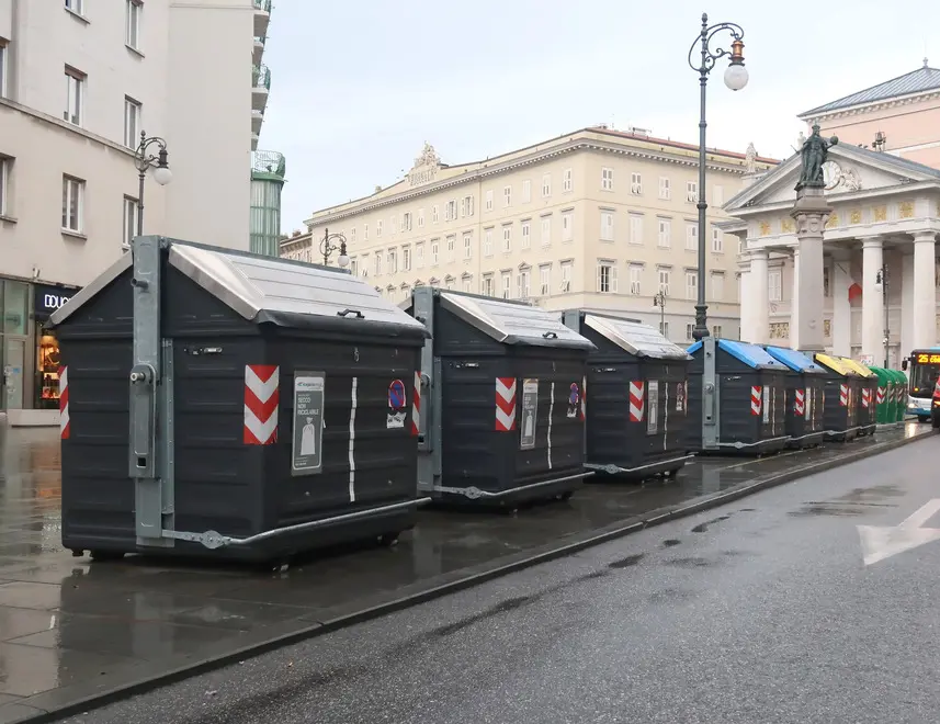 Lasorte Trieste 11/11/19 - Piazza della Borsa, Cassonetti Rifiuti