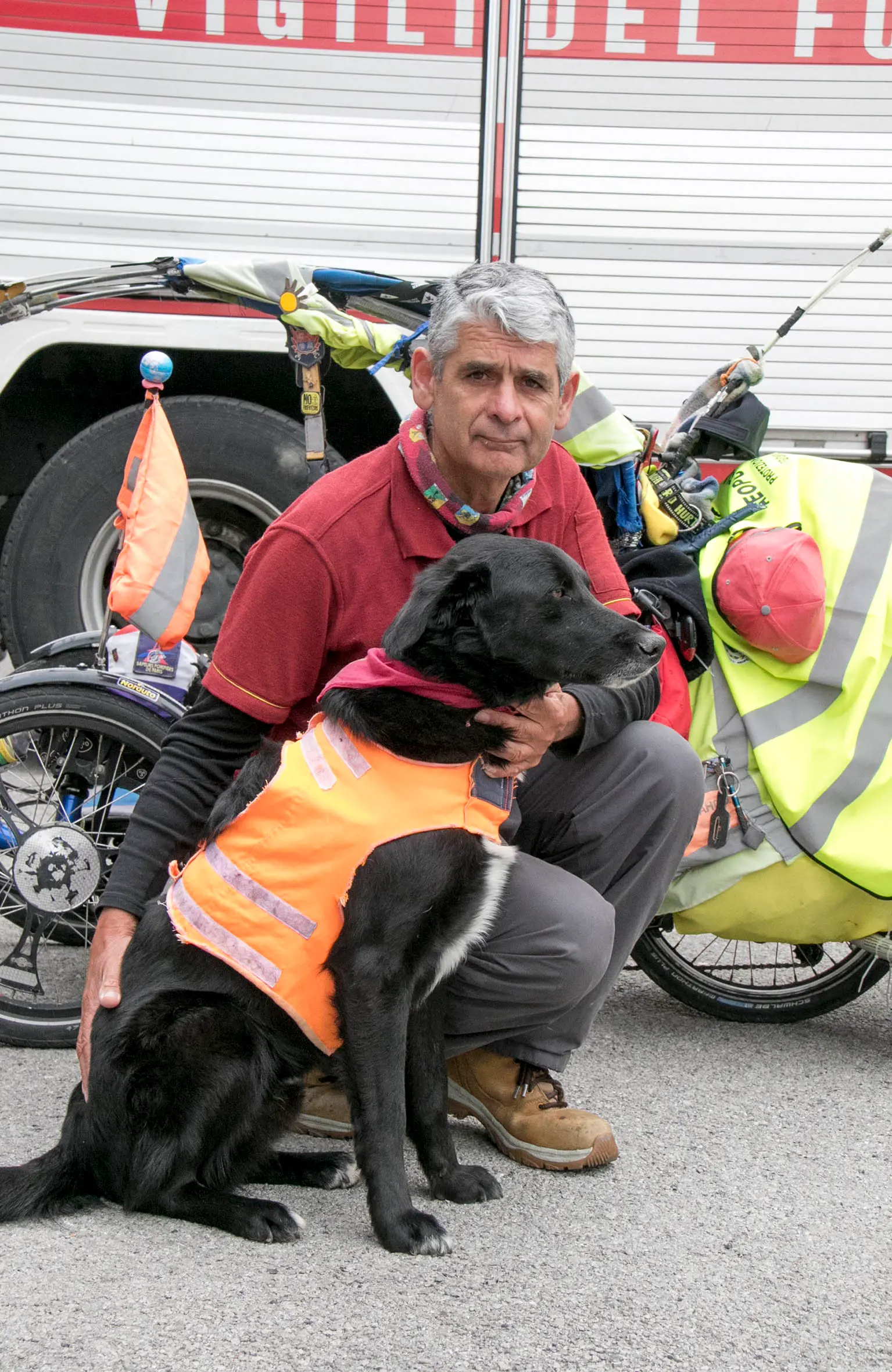 Bonaventura Monfalcone-13.04.2019 Giro del mondo in bicicletta di Martin Hutchinson e Starsky-Caserma di vigili del fuoco-Monfalcone-foto di Katia Bonaventura