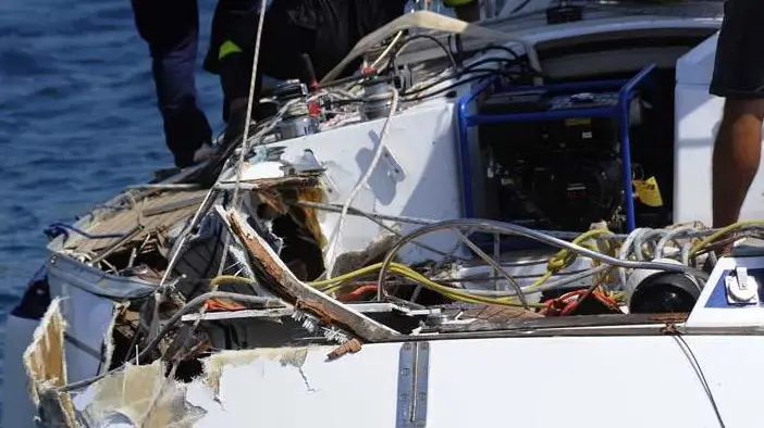 Primosten, 160811...Kod otoka Maslinovik oko 12 sati doslo je do sudara jedrilice Santa Pazienza i glisera kojim je upravljao zagrebacki poduzetnik Tomislav Horvatincic, pri cemu su poginuli muskarac i zena sa jedrilice. ..Na slici: Na novoj rivi u Primostenu dovucena je jedrilica poginulih talijana koju su kasnije odvukli prema Marini Kremik...Foto: Marija Mihic / CROPIX