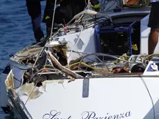 Primosten, 160811...Kod otoka Maslinovik oko 12 sati doslo je do sudara jedrilice Santa Pazienza i glisera kojim je upravljao zagrebacki poduzetnik Tomislav Horvatincic, pri cemu su poginuli muskarac i zena sa jedrilice. ..Na slici: Na novoj rivi u Primostenu dovucena je jedrilica poginulih talijana koju su kasnije odvukli prema Marini Kremik...Foto: Marija Mihic / CROPIX