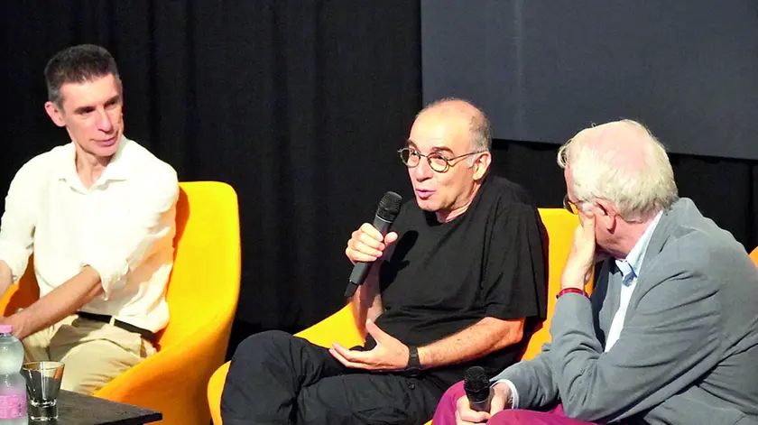 Il Premio Oscar Giuseppe Tornatore, al centro, nel corso del dialogo con Roy Menarini e Paolo Mereghetti domenica mattina al Kinemax di Gorizia. Nel pezzo il pubblico intervenuto all’incontro (foto Bumbaca)