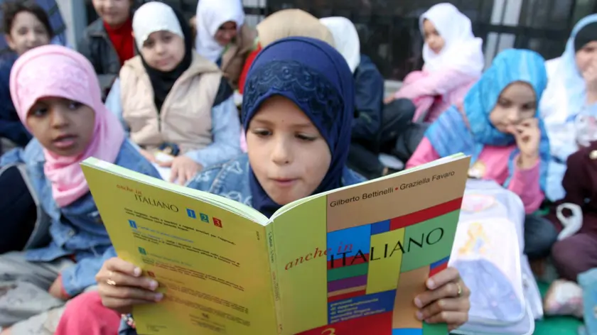 Un gruppo di bambine straniere studiano l’italiano in classe