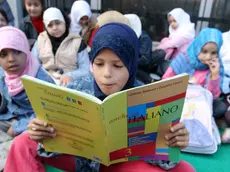 Un gruppo di bambine straniere studiano l’italiano in classe