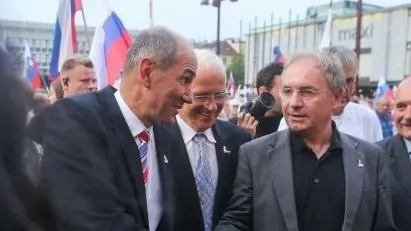 Il premier sloveno Janez Jansa e il ministro degli Interni Ales Hojs si stringono la mano. dnevnik.si