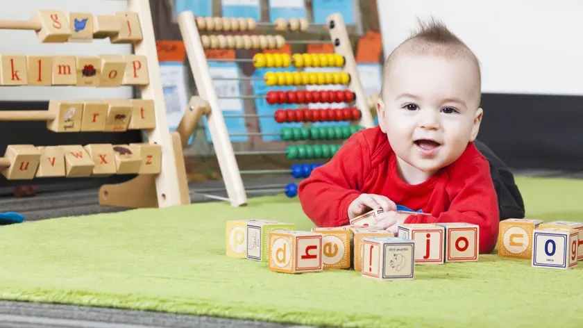 Un bambino all'asilo nido in una foto di archivio