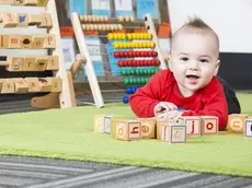 Un bambino all'asilo nido in una foto di archivio