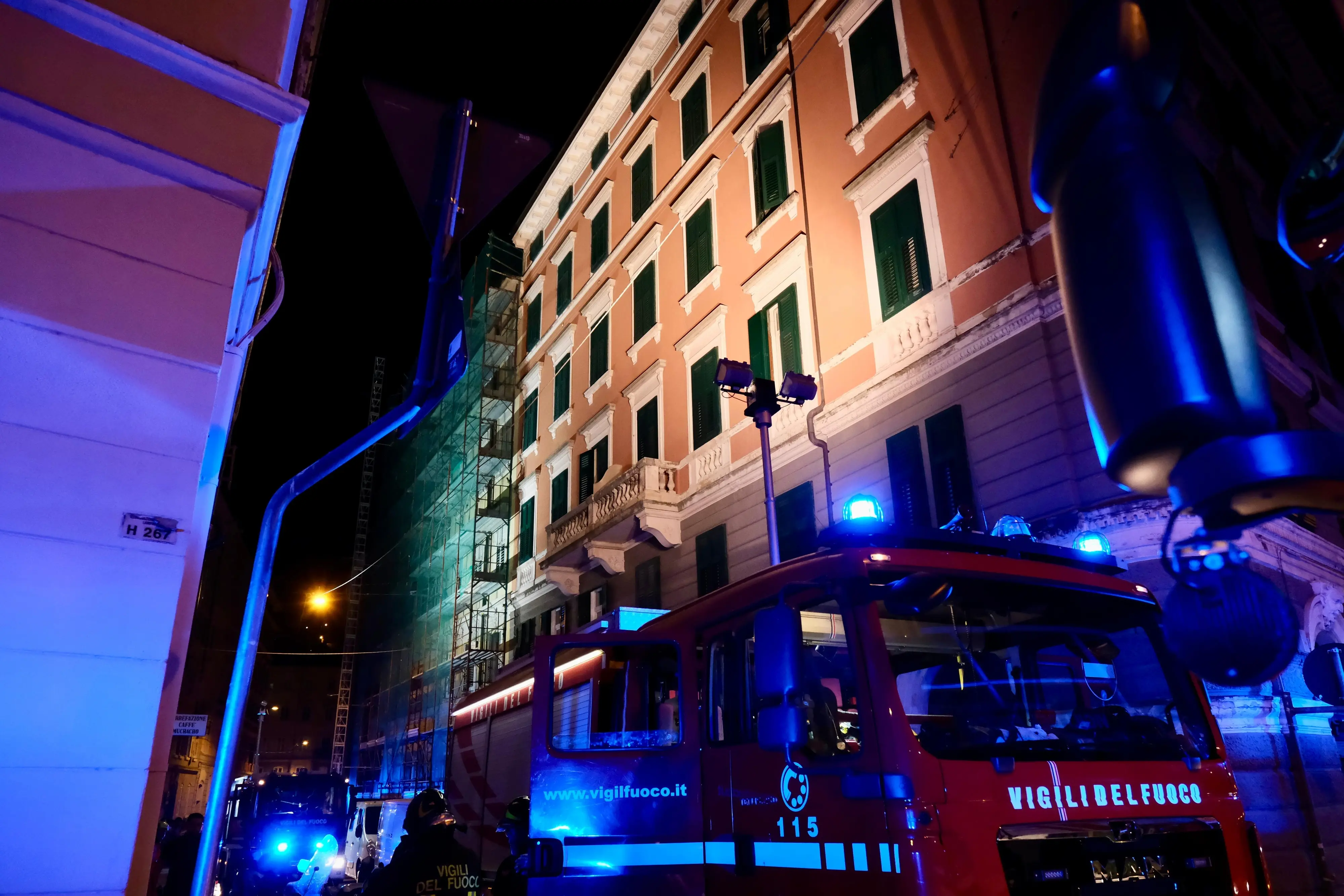 Sul tetto di una palazzina di cinque piani, sita al civico 3 si via Ricci a Trieste, intorno alle 20 di mercoledì è divampato un incendio che ha provocato l'esplosione di una bombola di gas. Sul posto i Vigili del fuoco, il 118, la Polizia di Stato e la Polizia Locale. Le foto di Massimo Silvano