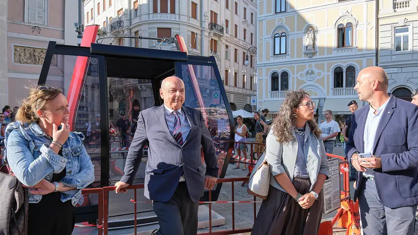 Il sindaco Dipiazza, assieme a Lodi, Tonel e Bernetti, davanti al prototipo di cabinovia portato in piazza della Borsa (archivio) foto Silvano