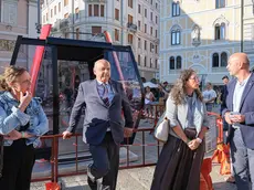 Il sindaco Dipiazza, assieme a Lodi, Tonel e Bernetti, davanti al prototipo di cabinovia portato in piazza della Borsa (archivio) foto Silvano