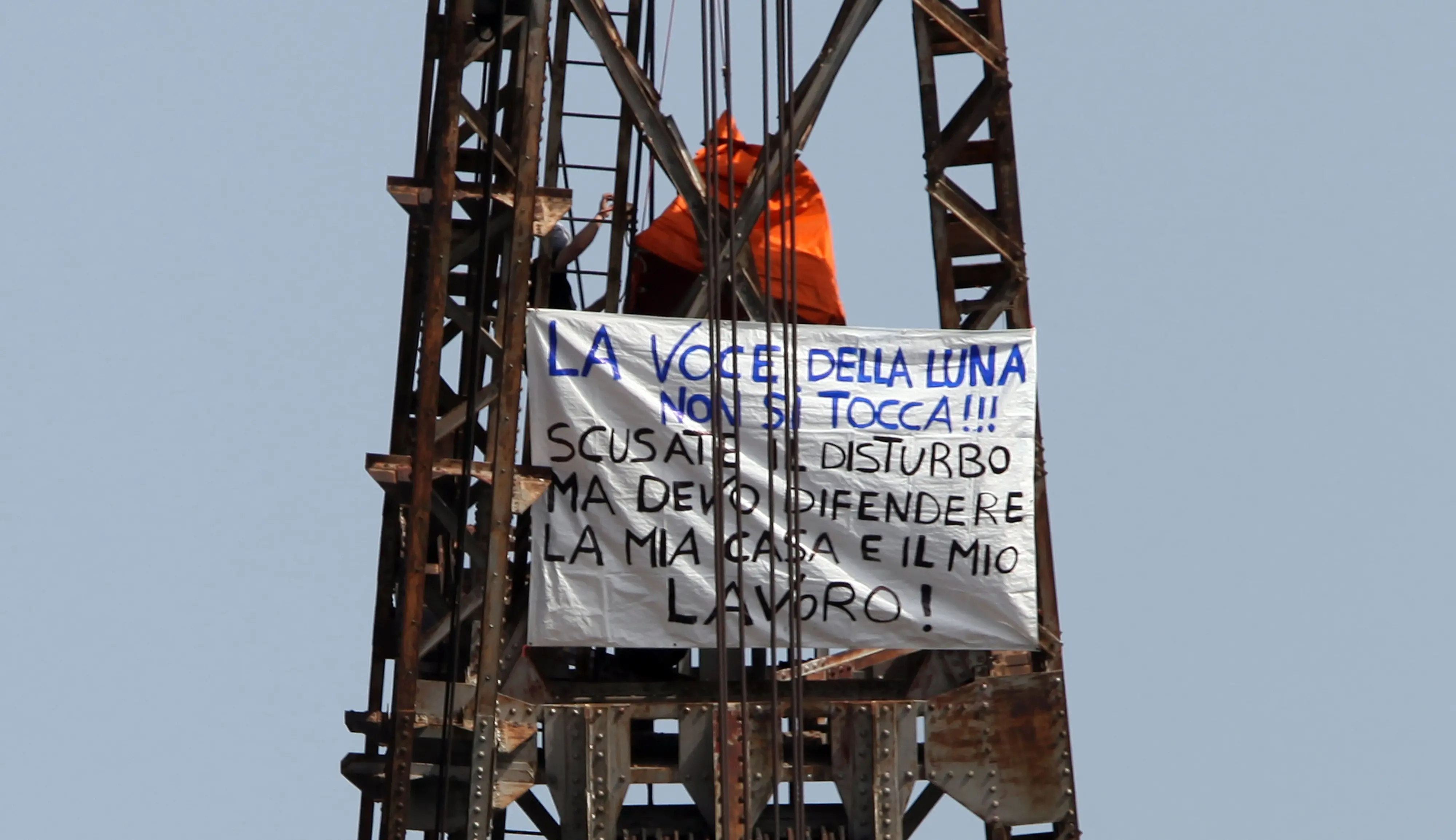 Uno striscione di protesta esposto da Di Finizio