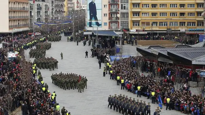 epa03588364 Members of Kosovo Security Force (KSF) march during a ceremony to mark the 5th anniversary of Kosovo's independence in Pristina, Kosovo, 17 February 2013. The government of Kosovo lists 96 countries that have recognized the country as the Republic of Kosovo. EPA/VALDRIN XHEMAJ