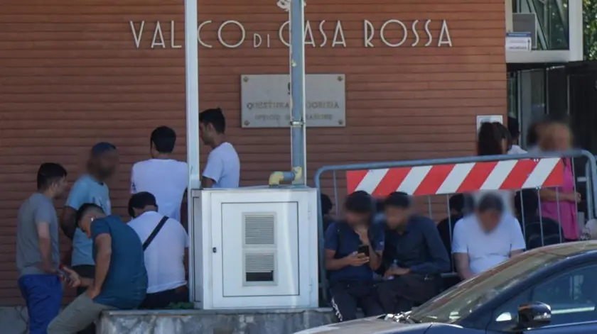 Migranti in fila per accedere agli uffici della Casa Rossa Foto Roberto Marega