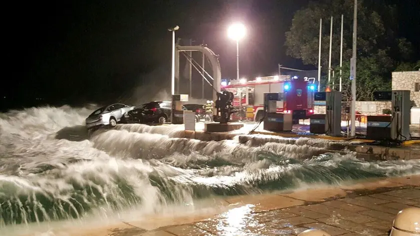 Le auto parcheggiate sulle rive di Abbazia salvate dai vigili del fuoco prima di finire in mare (foto da novilist.hr)